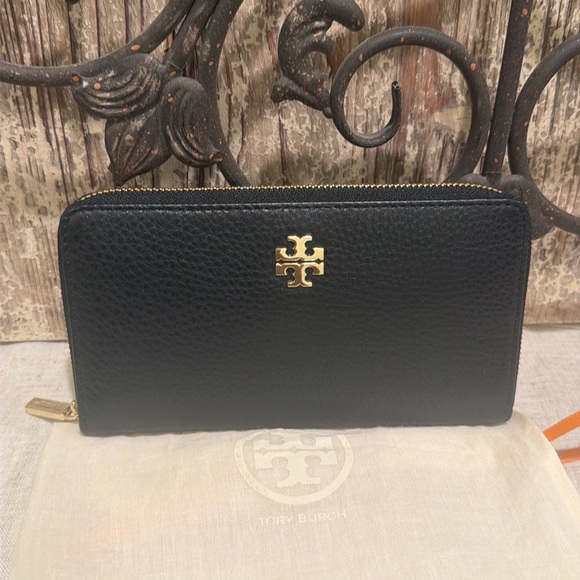 Tory Burch Black Wallet with Gold Logo - Picture 2 of 5